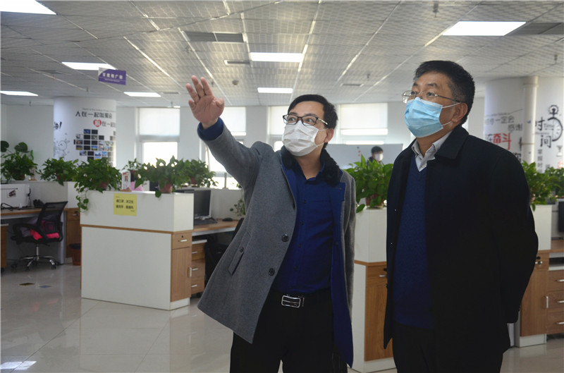 中共安陽市委統(tǒng)戰(zhàn)部副部長、市工商聯(lián)黨組書記郭洪俠一行調(diào)研安陽青峰防疫工作和復(fù)工復(fù)產(chǎn)情況